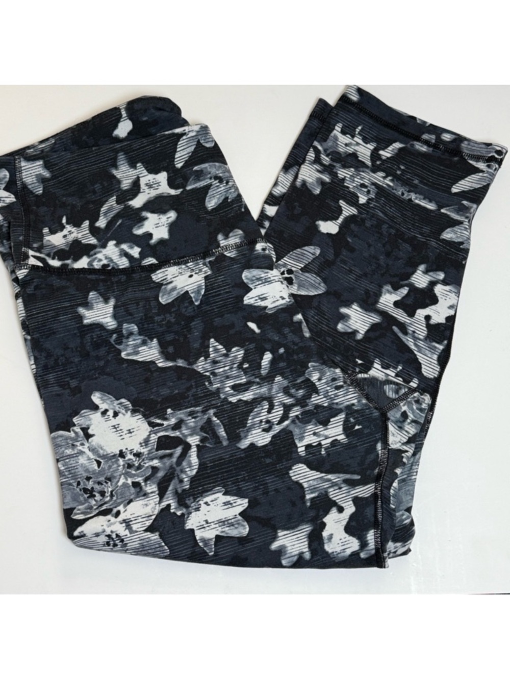 Old Navy Active Black and White Patterned Leggings - Picture 1 of 6